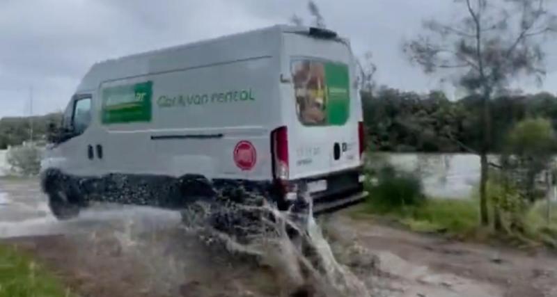  - Pour traverser ce chemin accidenté, le conducteur du fourgon n’y va pas de main morte !