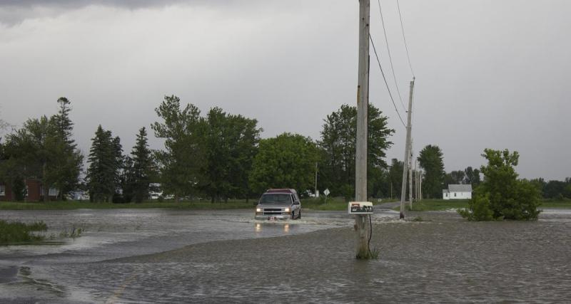  - L'autoroute est inondée, mais ce fourgon s’en donne à cœur-joie pour éclabousser les autres !