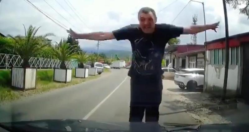  - VIDEO - Cet homme est complètement fou, il se jette volontairement sur les pare-brises des automobilistes