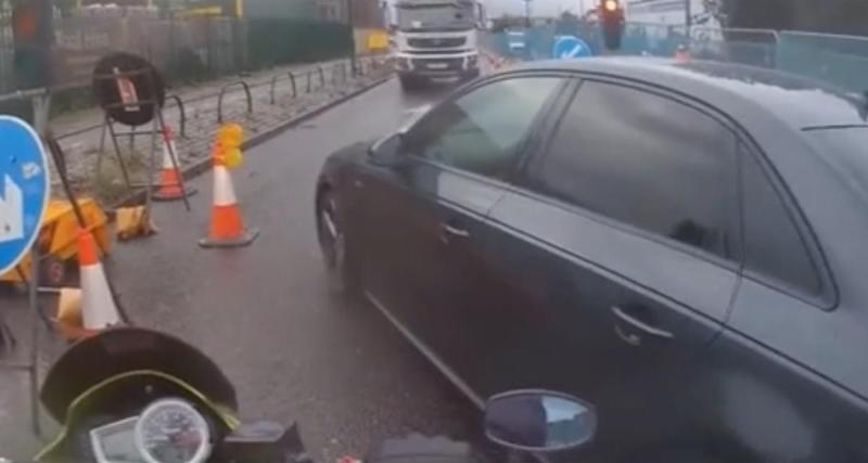  - Cette voiture veut absolument passer, ce camion lui donne une leçon qu'il n'oubliera pas de sitôt