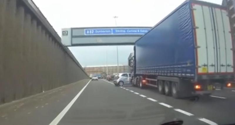  - Cet automobiliste ignore le camion dans son angle mort, heureusement qu'il roule à faible allure