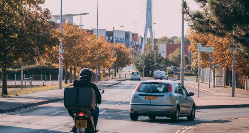  - La voiture ne voit pas le motard dans son angle mort, accrochage au rond-point