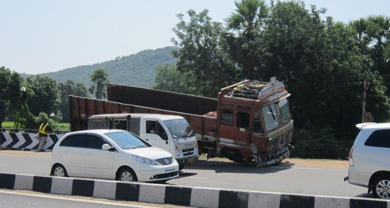  - VIDEO - La voiture vient percuter un camion et cause un énorme carambolage sur l'autoroute !