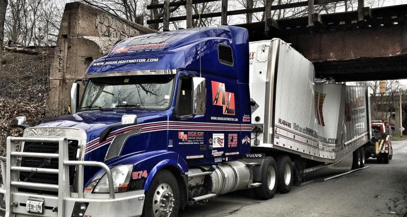  - Le camion bute contre un pont, cette voiture est plongée dans un film d'action