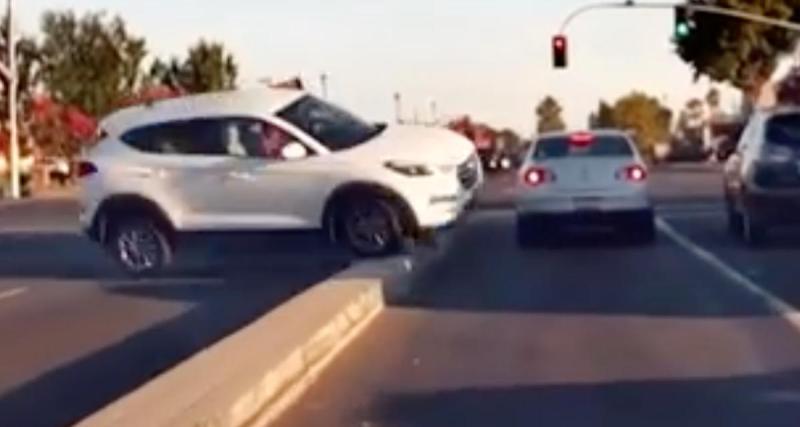  - Ce SUV se fait percuter dans une intersection, il s’en sort finalement très bien !