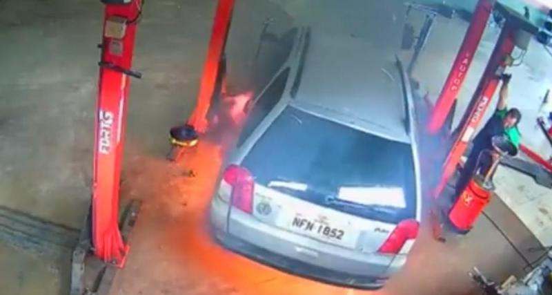  - VIDEO - En pleine réparation, ce mécano réussit à mettre le feu à la voiture