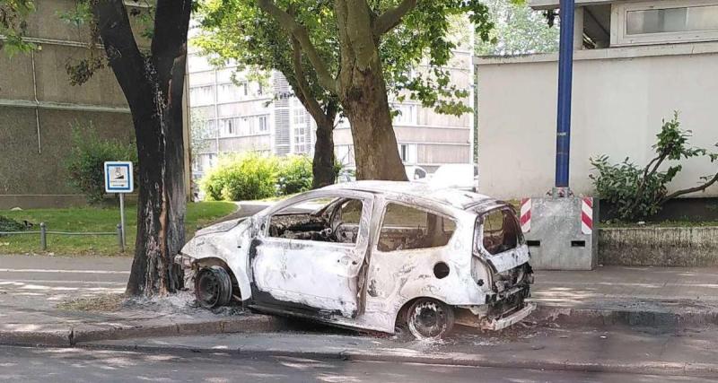  - Voitures brûlées lors des émeutes : une ville offre jusqu'à 3 000 euros aux victimes