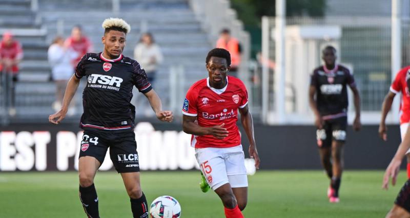 - Nîmes : un joueur sur le départ, un autre à l'essai
