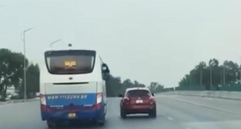  - VIDEO - Ce bus et cette voiture veulent régler leurs comptes au milieu de la route