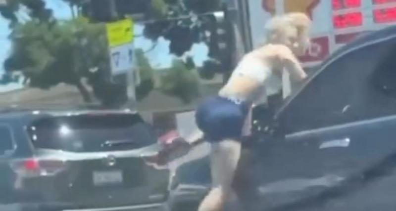  - VIDEO - Cette jeune femme est très en colère, elle n’hésite pas à se défouler sur le pare-brise d’un SUV