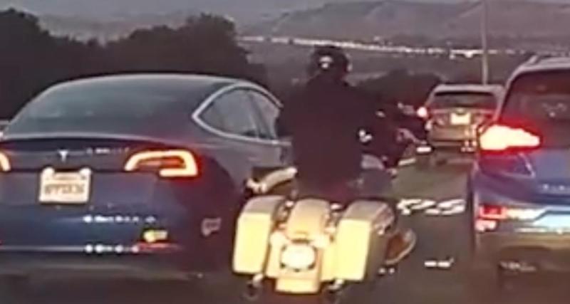 - VIDEO - Le motard tente de se faufiler entre les voitures, c’est un échec