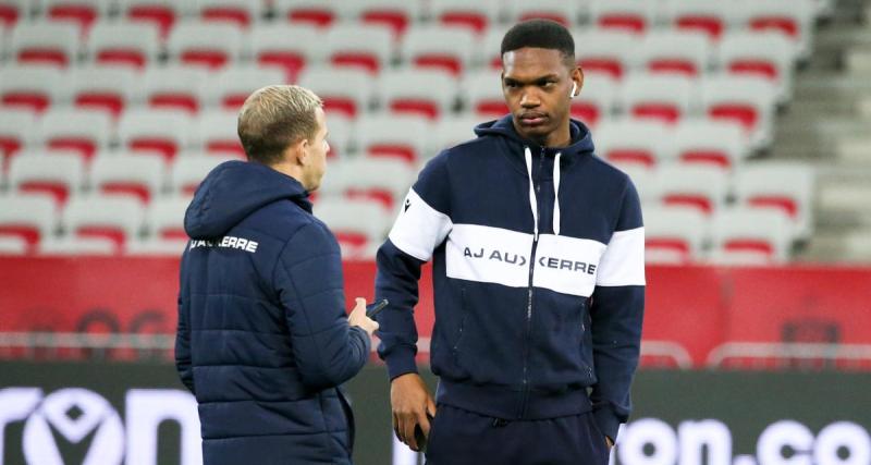  - Pau : un défenseur d'Auxerre s'engage (off)