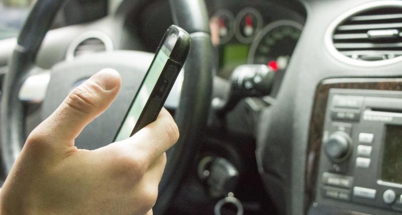  - Ce cycliste filme un automobiliste sur son téléphone, il récolte un flot d'insultes