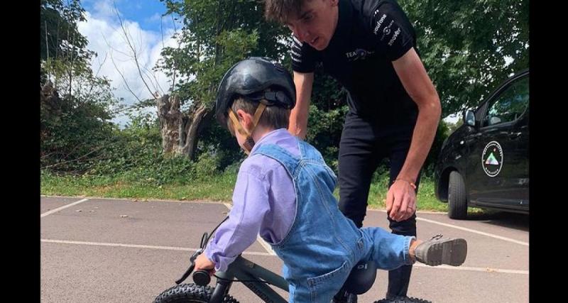  - VIDÉO. Tour de France: à 3 ans, le fils de Romain Bardet grimpe un col sous les applaudissements du public !