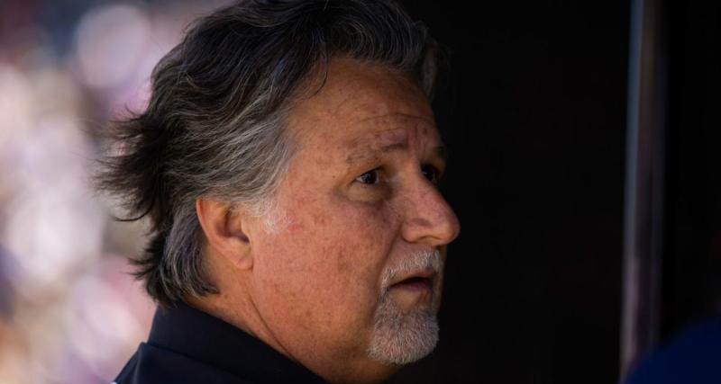  - F1 - Michael Andretti tape du poing 