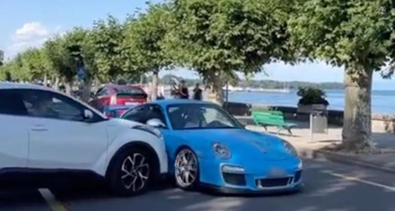  - Le conducteur du SUV ne regarde que d’un côté avant de s’insérer, c’est une Porsche qui en fait les frais