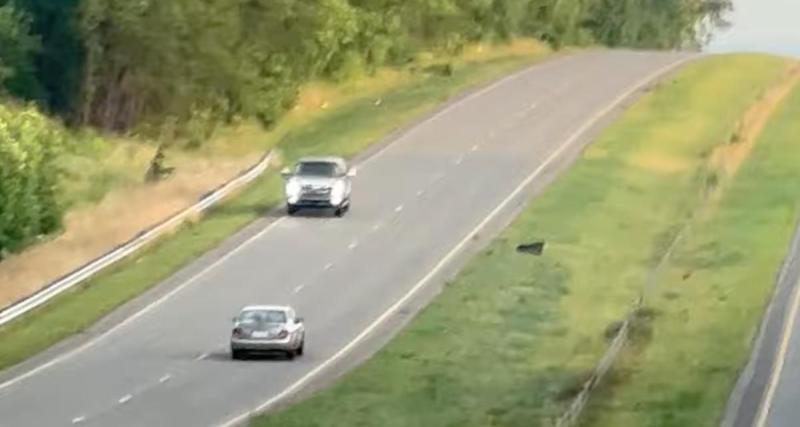  - Cette voiture roule plusieurs km en sens inverse, elle profite de la première occasion pour se remettre dans le droit chemin