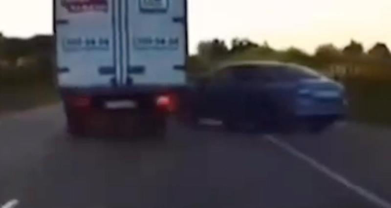  - Cette automobiliste veut faire demi-tour, ça tourne au n’importe quoi