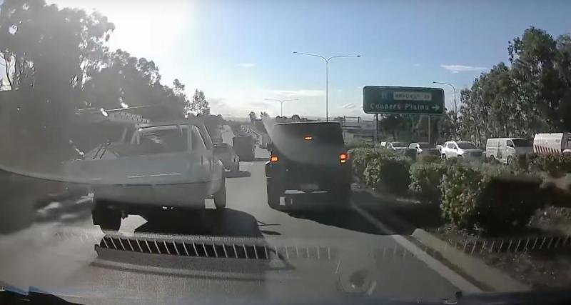  - VIDEO - Cet automobiliste change de voie au pire moment possible