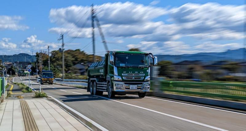  - VIDEO - Ce camion arrive trop vite sur l'autoroute, sa benne se renverse