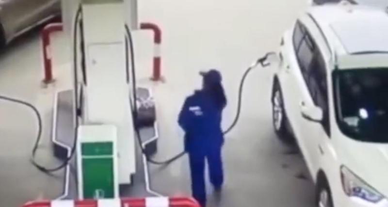  - VIDEO - Il oublie de retirer le pistolet à essence après son plein, il embarque la pompe avec lui !