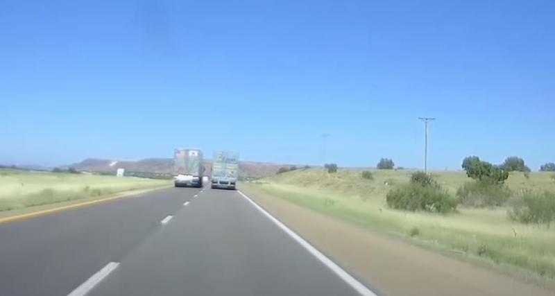  - VIDEO - Ces deux camions se rendent coup pour coup, ça finit forcément mal