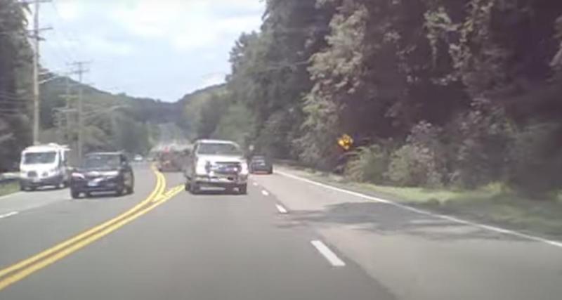  - Le conducteur de ce pick-up est trop impatient, il manque de causer un énorme carambolage !
