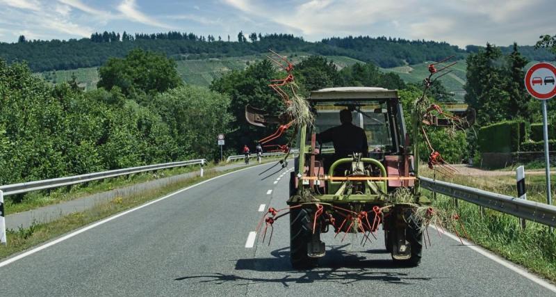  - VIDEO - La route passe de deux à une voie, le tracteur s'impose en force