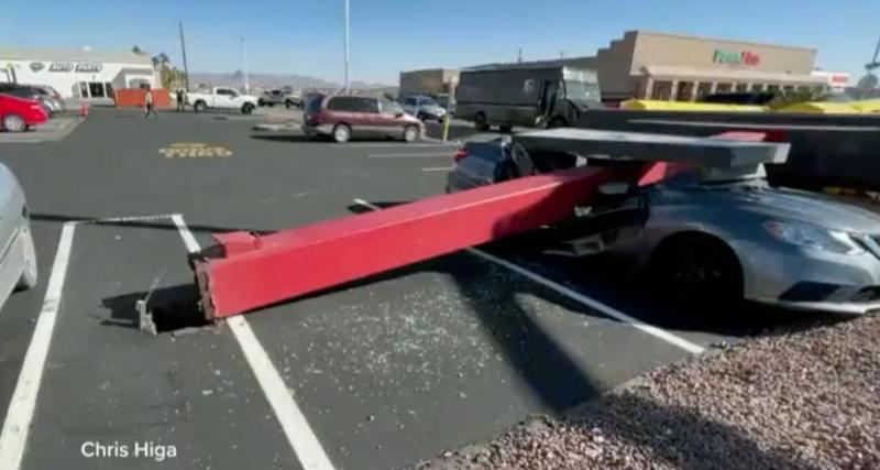  - VIDEO - Garé sur le parking d’un fast-food, il reçoit le panneau de l’enseigne sur la voiture