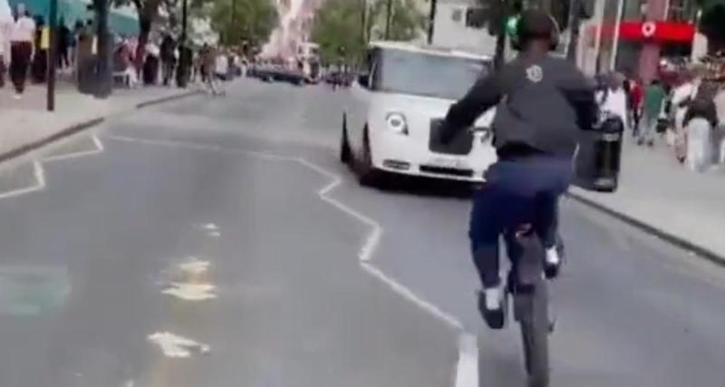  - VIDEO - Ce cycliste fait le malin au milieu de la route, il heurte une voiture face à lui