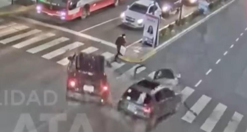  - VIDEO - Cette piétonne est ultra chanceuse, elle se retrouve au milieu d’un accident et s’en sort parfaitement indemne !