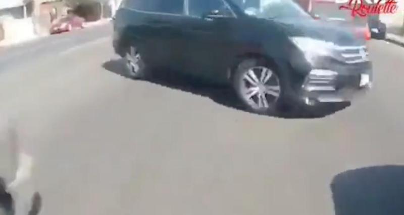  - VIDEO - Ce motard remonte la file un peu trop vite et se fait surprendre par un SUV