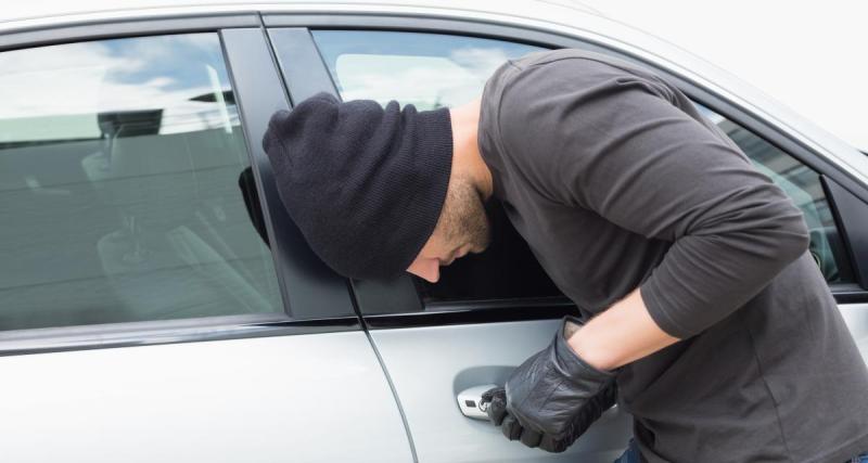 - Le voleur à la roulotte est enfermé dans la voiture, il se fait cueillir facilement par la police