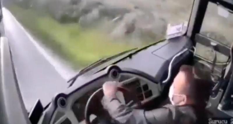  - VIDEO - Le chauffeur de bus évite un compère en contresens et s’envoie dans le décor !