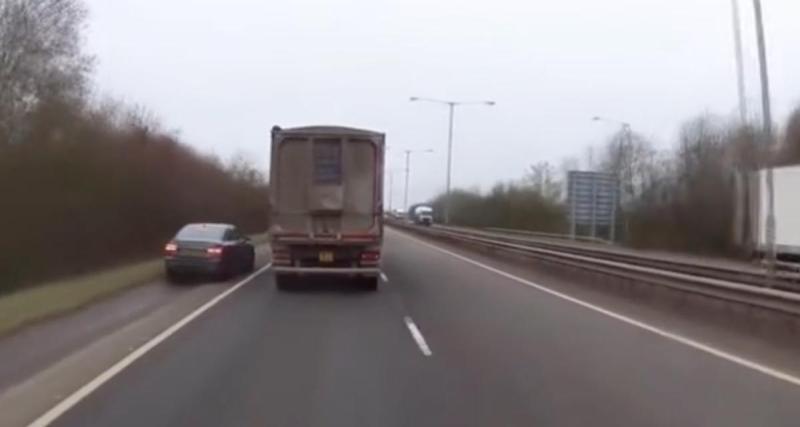  - Le camion change de voie, il manque d’envoyer un automobiliste dans le fossé