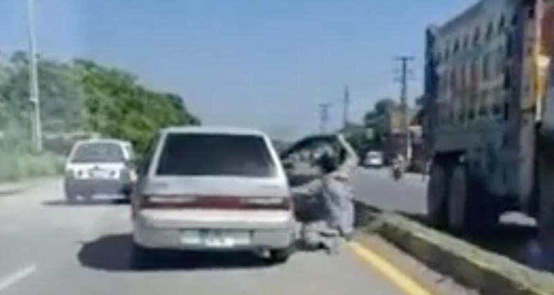  - VIDEO - Ce petit malin veut monter sur le toit d’une voiture, il termine sur le bitume