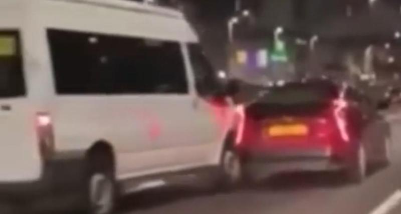  - VIDEO - Sans raison apparente, ce fourgon percute un autre conducteur par l'arrière