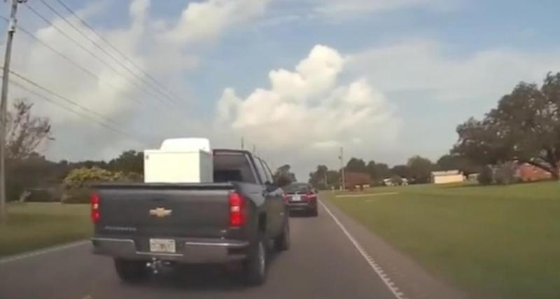  - VIDEO - Ce pick-up se lance dans un dépassement très dangereux, il y laisse son pare-brise arrière