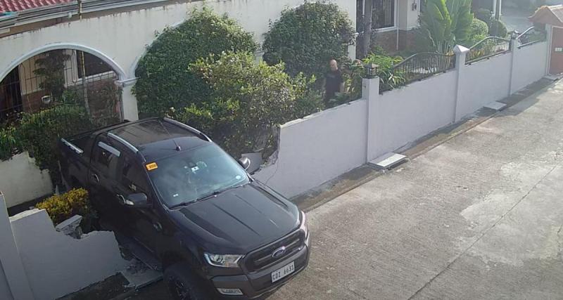  - Sacrée marche arrière ! Cet énorme pick-up recule trop vite et endommage lourdement une maison tout juste rénovée
