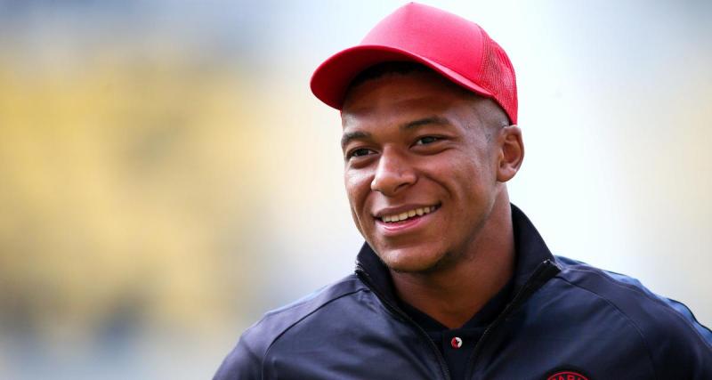  - PSG : "Merci Kylian", Mbappé acclamé par les supporters après des autographes