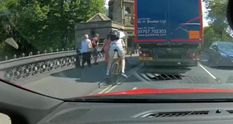  - Ce cycliste tente de s'agripper à un camion pour gagner de la vitesse, ça se termine par une chute