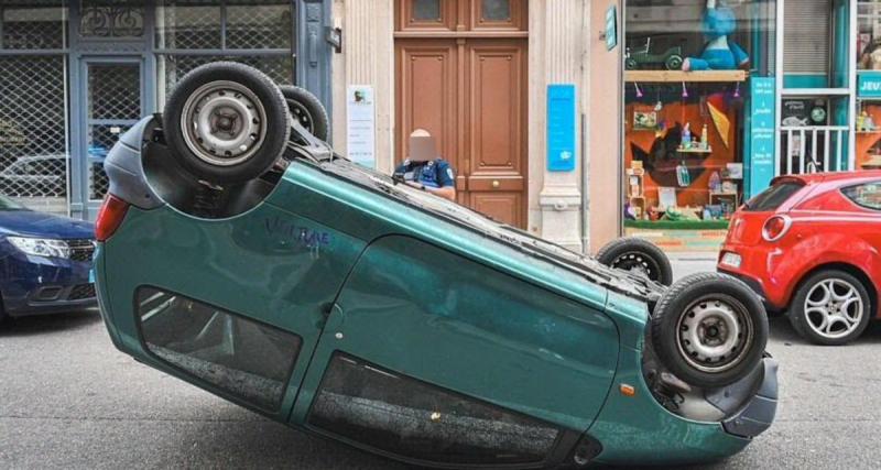 - Retournée pendant les émeutes, sa voiture lui vaut une amende pour stationnement gênant