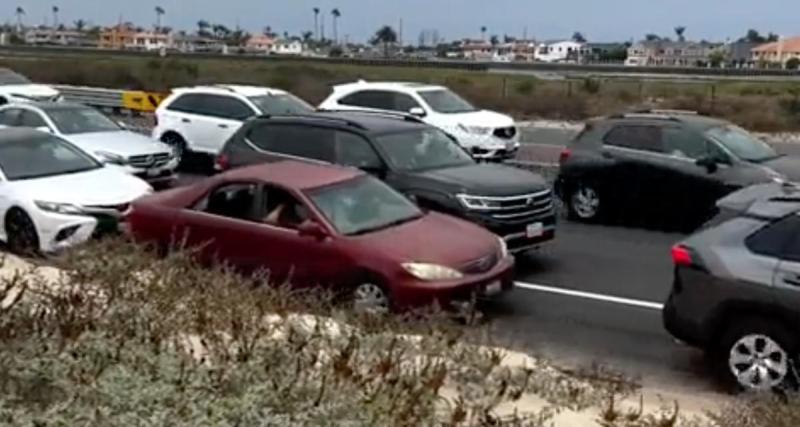  - VIDEO - Cette voiture veut changer de voie, les autres conducteurs font tout pour l'en empêcher