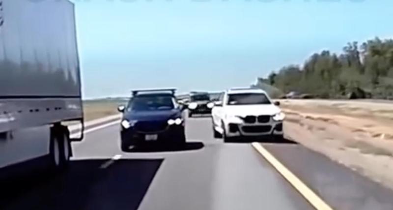  - VIDEO - Prêt à tout pour doubler un poids lourd, ce SUV envoie un autre conducteur dans le décor