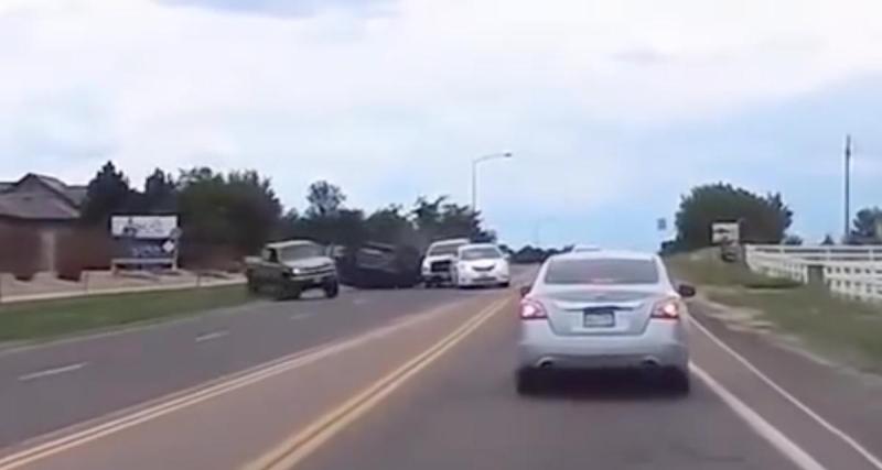  - VIDEO - En voulant doubler par la droite, ce pick-up a causé un sacré carambolage