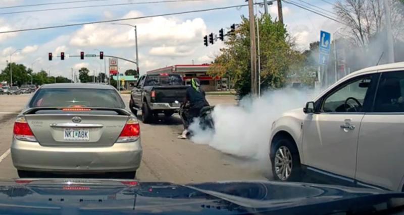  - VIDEO - Ce motard s’amuse à faire des burns au feu rouge, il le paie quelques mètres plus loin