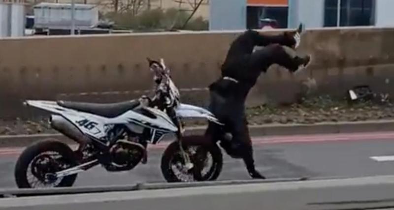  - VIDEO - En pleine session d'acrobaties sur sa moto, il passe par-dessus bord