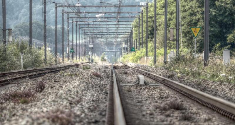  - Elle ne comprend pas son GPS et se retrouve coincée sur des rails, l'automobiliste abandonne sa voiture à son triste sort