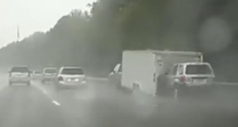 - VIDEO - Le SUV oublie de freiner, il vient s’empaler dans une remorque !