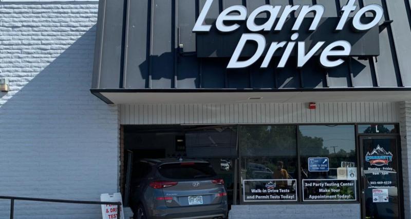  - Un moniteur fonce dans la façade de sa propre auto-école, le comble du comble ?